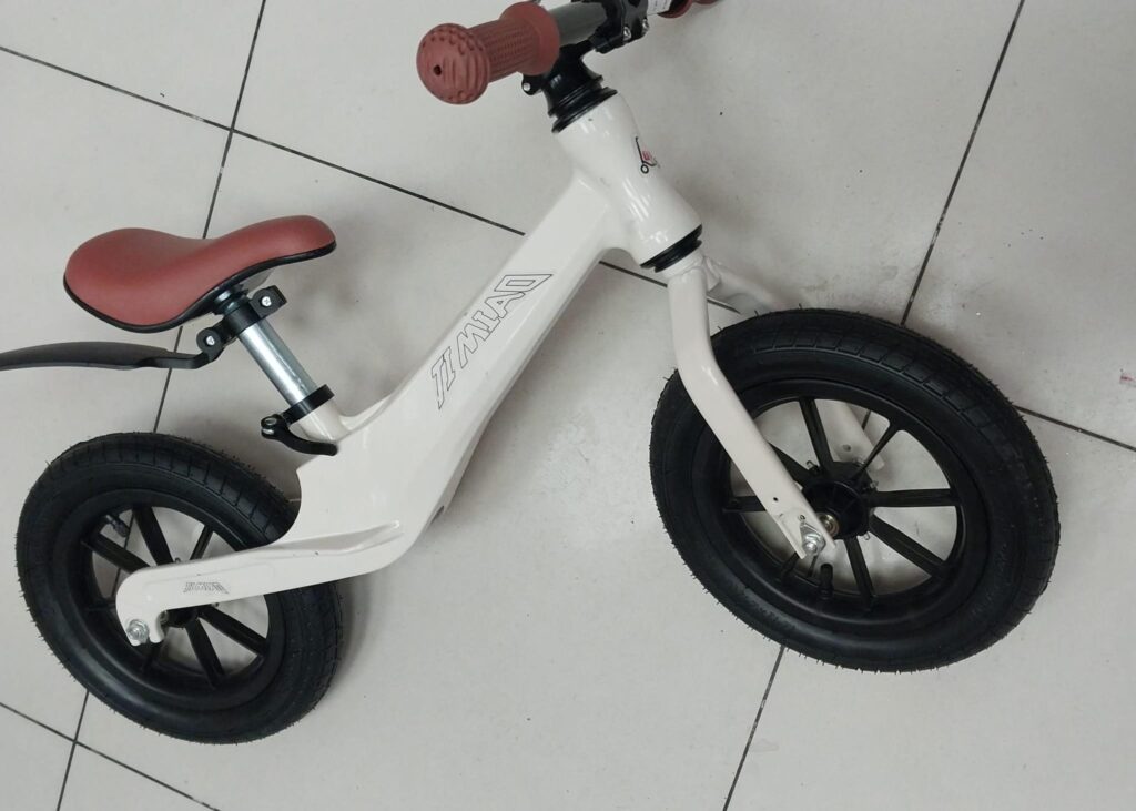 Bicicleta fara pedale roti gonflabile