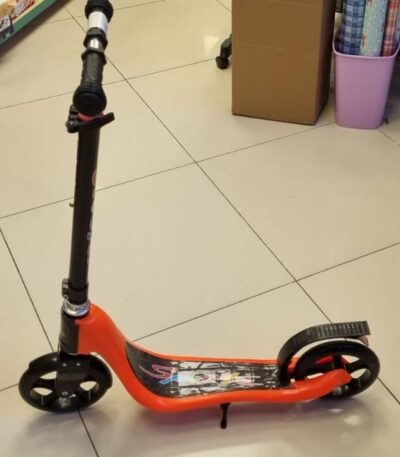 Trotineta nepliabila Pentru copii cu greutatea pina la 70kg Rama metalica cu paneluri de plastic Inaltimea volanului reglabila de la 80cm ---100cm Diametrul roti 18cm Lungime total 80cm